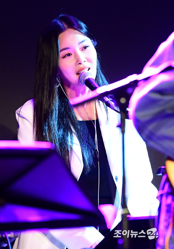 아묻따밴드 조정민이 12일 오후 서울 동숭동 SA홀에서 열린 첫 디지털 싱글 '알고 있잖아' 발매 기념 쇼케이스에 참석하고 있다. [사진=정소희 기자]