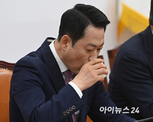 장동혁 국민의힘 대표가 23일 서울 여의도 국회에서 열린 최고위원회의에서 물을 마시고 있다. [사진=곽영래 기자]