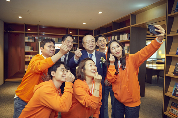 25일 서울 여의도 63빌딩에서 김승연 한화 회장이 캐롯손해보험 직원들과 사진을 촬영하고 있다. [사진=한화]