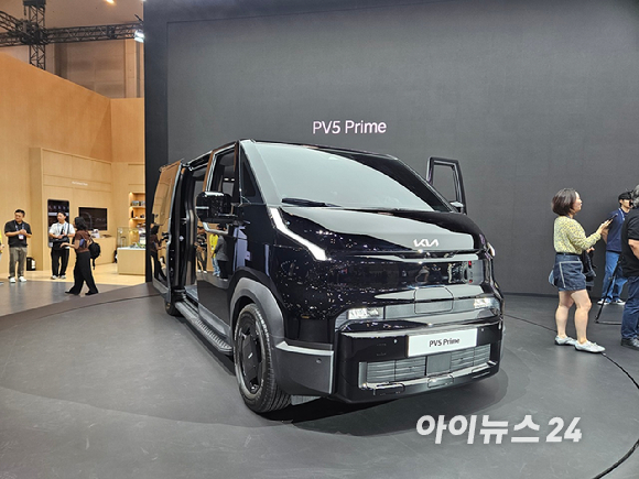 호세 무뇨스 현대차 사장(왼쪽에서 두번째), 박민우 AVP본부장(왼쪽에서 세번째) 등이 디 올 뉴 아반떼 앞에서 기념 촬영을 하고 있다. [사진=설재윤 기자]