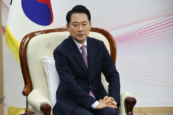 국민의힘 장동혁 대표가 14일 오전 대전시청을 방문하고 이장우 대전시장에게 대전&middot;충남 행정통합 관련 의견을 밝히고 있다. [사진=연합뉴스]