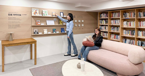 현대리바트가 연희문학창작촌 내 조성한 '연희 아카이브 by 현대리바트' 존. [사진=현대리바트]