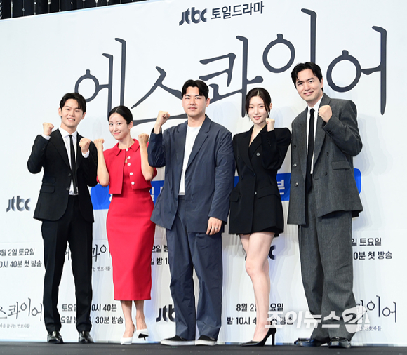 배우 이학주-전혜빈-정채연-이진욱이 31일 오후 서울 구로구 더링크서울 트리뷰트 포트폴리오 호텔에서 열린 JTBC 새 토일드라마 '에스콰이어: 변호사를 꿈꾸는 변호사들' 제작발표회에 참석하고 있다. [사진=정소희 기자]