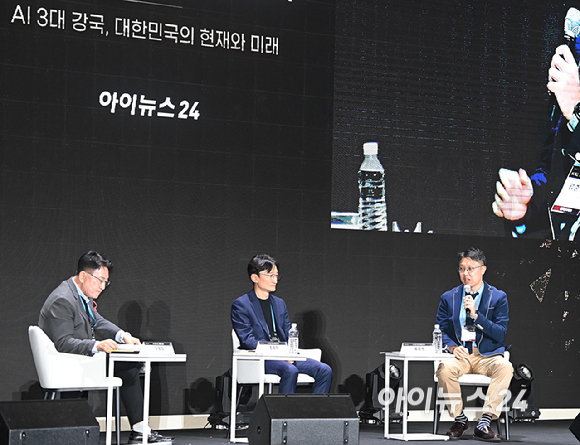 종합경제미디어 아이뉴스24의 대표 지식 컨퍼런스 '아이포럼 2026'이 22일 서울 용산구 서울드래곤시티 한라홀에서 'AI 패권 전쟁, 새로운 질서: AI 3대 강국, 대한민국의 현재와 미래'를 주제로 열린 가운데 좌장을 맡은 이동희 국민대학교 경영학부 특임교수가 조정민 SK텔레콤 AI DC통합추진단 사업담당과 류준석 네이버클라우드 각 세종 기술리더들과 'AI 데이터센터 고도화'라는 주제로 토론을 하고 있다. [사진=곽영래 기자]