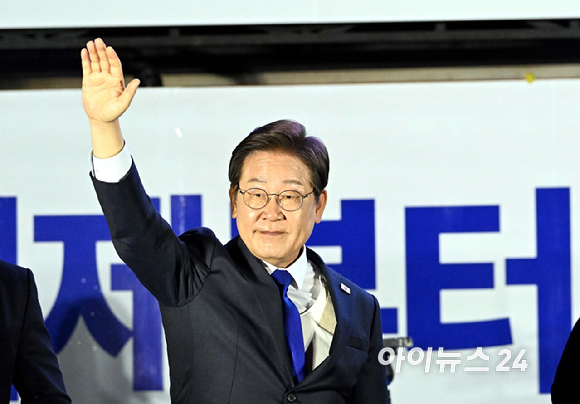 이재명 대통령 후보가 당선이 확실시된 후 4일 서울 여의도 국회앞에 마련된 더불어민주당의 국민개표방송시청 현장에서 지지자들에게 감사 인사를 하고있다. [사진=곽영래 기자]