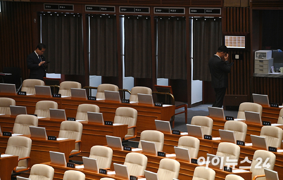7일 오후 서울 여의도 국회에서 열린 제435회 국회(임시회) 제1차 본회의에서 대한민국헌법 개정안이 국민의힘 의원 불참으로 투표가 불성립 되고 있다. 국민의힘 의원들의 자리가 비어 있다. [사진=곽영래 기자]