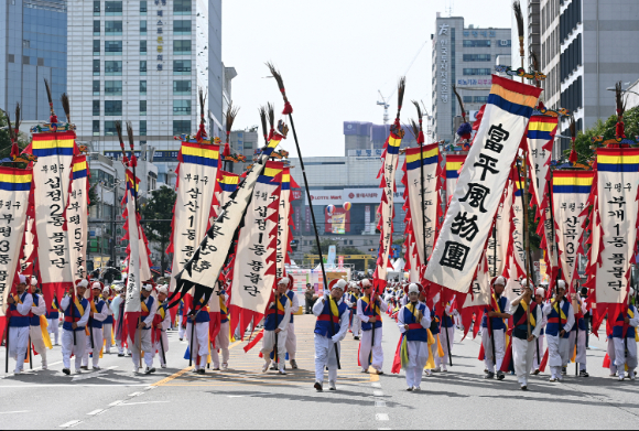 지난해 열린 제27회 인천 부평구 풍물대축제에서 거리 공연을 선보이고 있다. [사진=부평구]
