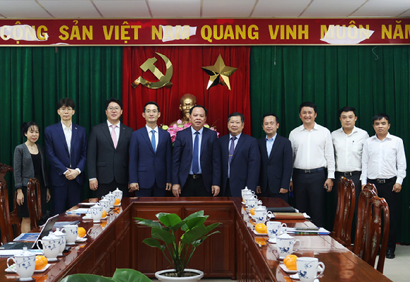 왼쪽 두번째부터 대한비나 최승호 법인장, 대한전선 경영기획실 김응서 상무, 대한전선 경영총괄 김준석 부사장, 동나이성 보 탄 둑 성장) [사진=대한전선]