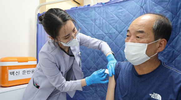 코로나19 백신을 접종하는 모습. [사진=연합뉴스]