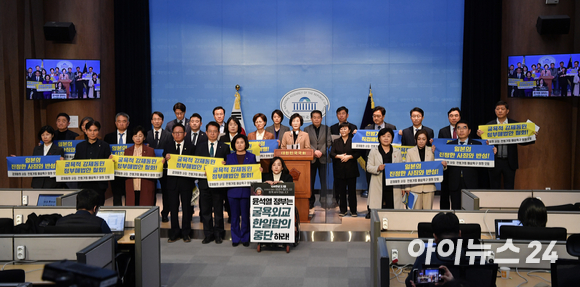 일본의 강제동원 사죄·전범기업 배상 촉구 의원 모임이 6일 오전 서울 여의도 국회에서 '강제동원 제3자 변제 해법강행' 규탄 기자회견을 하고 있다. [사진=김성진 기자]