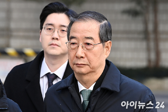 지난해 5월 2일 오후 광주 북구 국립 5&middot;18 민주묘지를 찾은 한덕수 전 총리가 광주비상행동 등 시민&middot;사회단체 관계자들의 반발에 가로 막히자 "저도 호남 사람"이라며 참배를 호소하고 있다. [사진=연합뉴스]