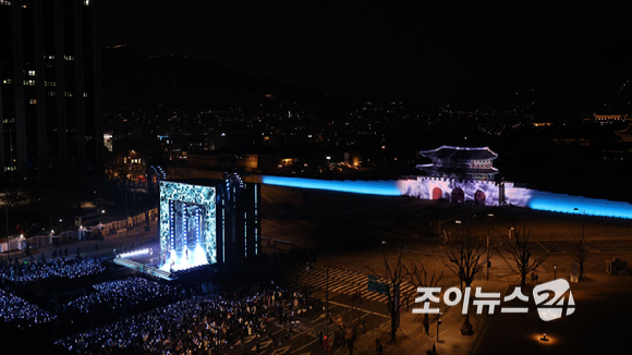 방탄소년단(BTS)이 21일 오후 서울 광화문 광장에서 정규 5집 '아리랑(ARIRANG)' 앨범 발매를 기념해 컴백 무대를 선보이고 있다. [사진=사진공동취재단]