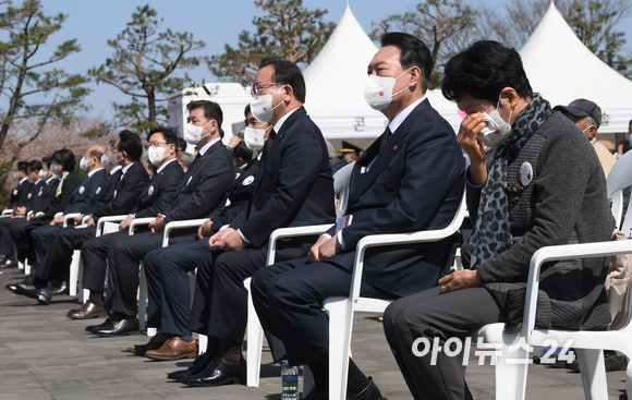 윤석열 대통령 당선인과 김부겸 국무총리 등이 3일 제주4.3평화공원에서 열린 제 74회 4.3희생자 추념식에 참석하고 있다. [사진=인수위사진기자단]