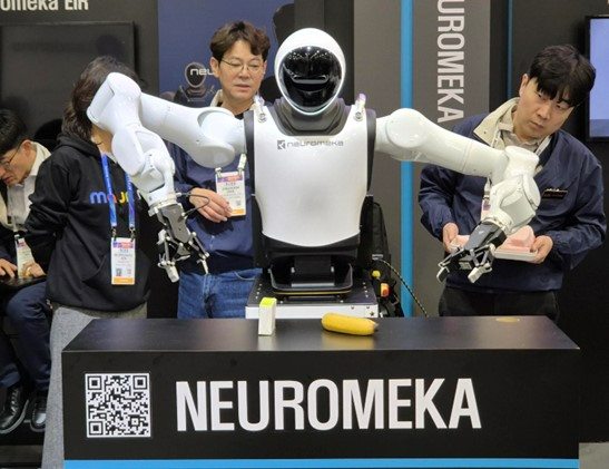 CES2026 현장에서 시연중인 뉴로메카 휴머노이드 'EIR(에이르)' [사진=뉴로메카]