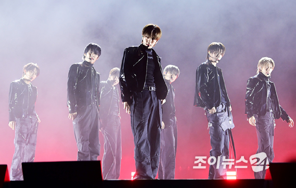 그룹 누에라가 26일 오후 서울 한남동 블루스퀘어에서 열린 누에라(NouerA) 'Chapter: New is Now' 데뷔 쇼케이스에 참석해 타이틀곡 'N.I.N(New is Now)' 무대를 선보이고 있다. [사진=정소희 기자]