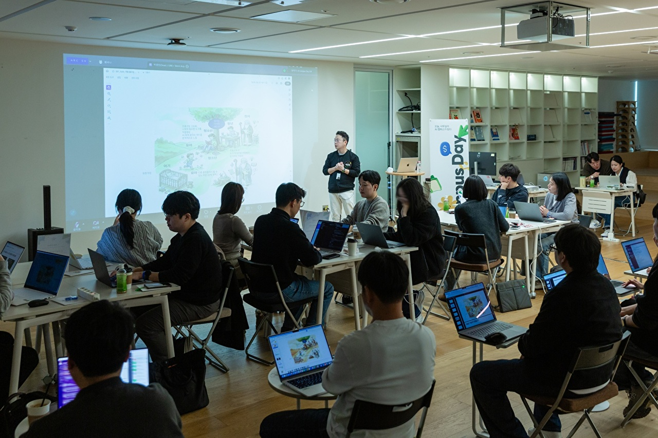 메신저 라인 운영사 라인플러스 임직원이 지난 2일 진행된 사내 프로그램 'AI 캠퍼스 데이'에 참여하고 있다. [사진=라인플러스]