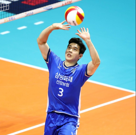 삼성화재 세터 황승빈은 22일 열린 친정팀 대한항공과 홈 경기에서 소속팀 승리에 힘을 실었다. [사진=발리볼코리아닷컴]