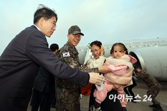 중동 전쟁 확대로 레바논에 체류 중이던 우리 국민 204명과 외국 국적 가족 5명 및 우방국(일본) 국민 2명 등 총 211명이 대한민국 군 수송기(KC-330)를 타고 15일 오후 성남공항에 도착하고 있다. 2026. 03.15. [사진=사진공동취재단]