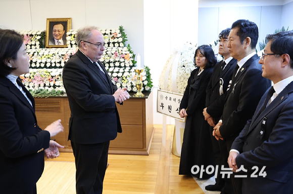 제프 로빈슨 주한호주대사가 29일 오전 서울 종로구 서울대학교병원 장례식장에 마련된 故 이해찬 전 국무총리의 빈소에서 조문을 하고 있다. [사진=사진공동취재단]