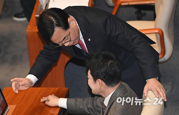 국민의힘 장동혁 대표와 송언석 원내대표가 12일 서울 여의도 국회에서 열린 본회의에서 대화를 나누고 있다. [사진=곽영래 기자]