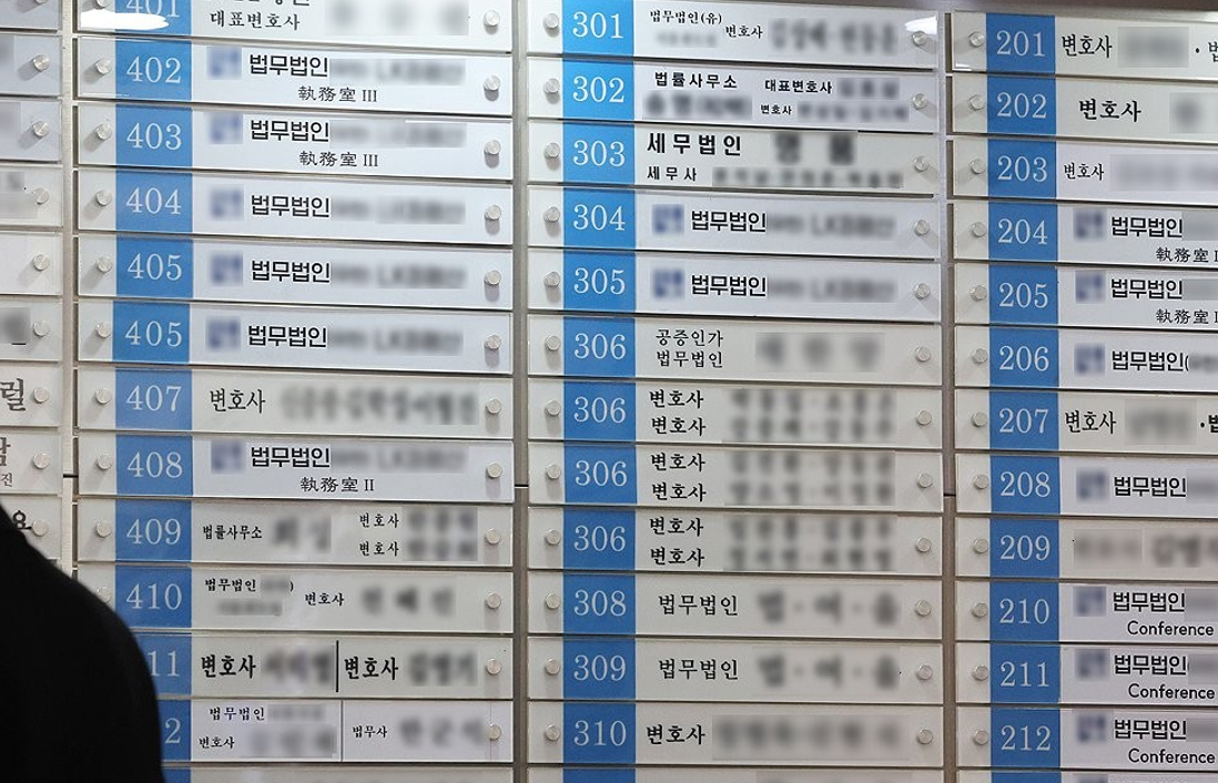 공소청 출범을 사흘 앞둔 지난 9월 29일 서울 서초구 대검찰청에서 작업자들이 맨홀 뚜껑에 새겨진 검찰 마크를 지우고 있다. 2026.9.29 [사진=연합뉴스]