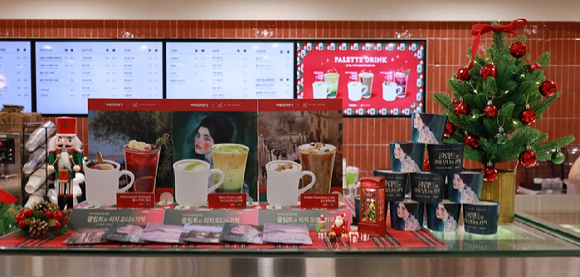삼성웰스토리가 운영하는 사내카페에 '클림트와 리치오디의 기적' 문화 제휴 프로모션 신메뉴 3종이 전시되어 있다. [사진=삼성웰스토리]
