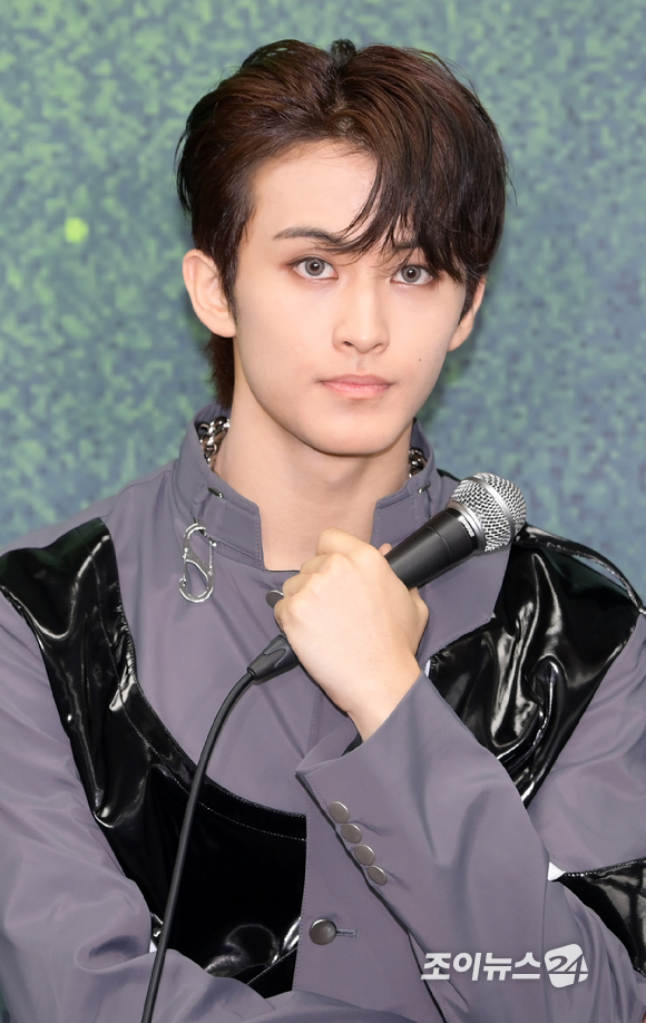 그룹 엔시티드림 마크가 8일 오후 서울 송파구 잠실 주경기장에서 열린 NCT DREAM 두 번째 단독 콘서트 'THE DREAM SHOW2 - In A DREAM'(더 드림 쇼2 - 인 어 드림) 기자회견에 참석해 포즈를 취하고 있다. [사진=정소희 기자]