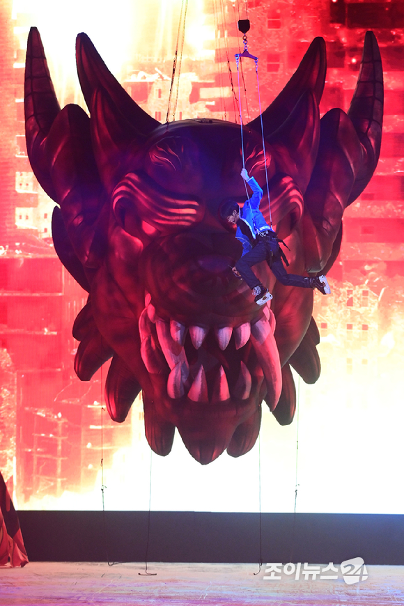 그룹 아이콘(iKON) 김진환이 23일 오후 서울 목동아이스링크에서 열린 뮤지컬 '나 혼자만 레벨업 on ICE' 프레스콜에서 열연하고 있다. [사진=정소희 기자]