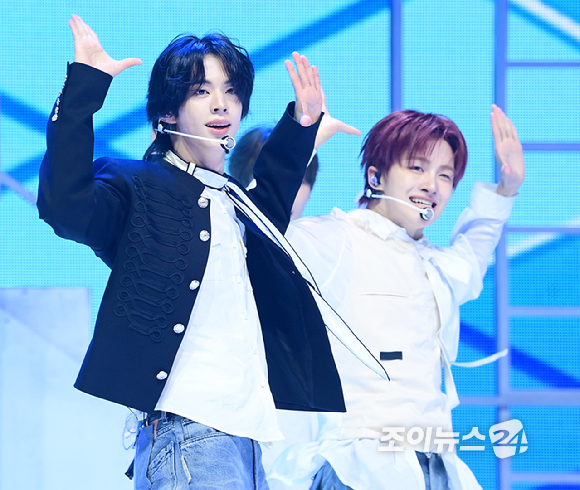 그룹 투어스 도훈이 27일 오후 서울 광진구 광장동 예스24라이브홀에서 열린 투어스(TWS) 미니 5집 'NO TRAGEDY' 발매 기념 쇼케이스에서 타이틀곡 '널 따라가' 무대를 선보이고 있다. [사진=정소희 기자]