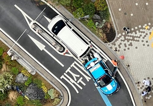 아파트 주민이 촬영한 승합차 견인 모습. [사진=온라인 커뮤니티 캡처]