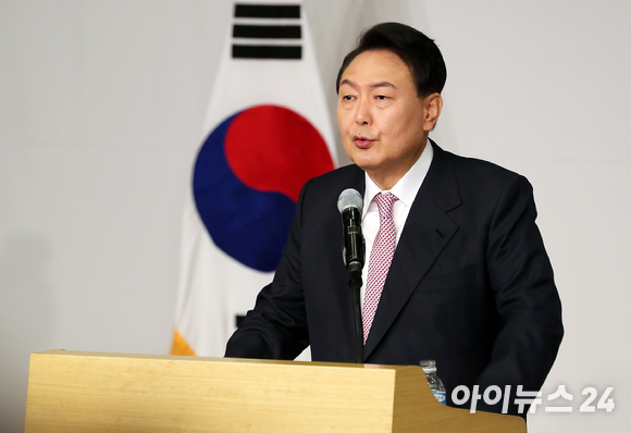 윤석열 대통령 당선인이 지난 10일 오전 서울 여의도 국회 도서관에서 당선 인사 기자회견을 하고 있다. [사진=김성진 기자]