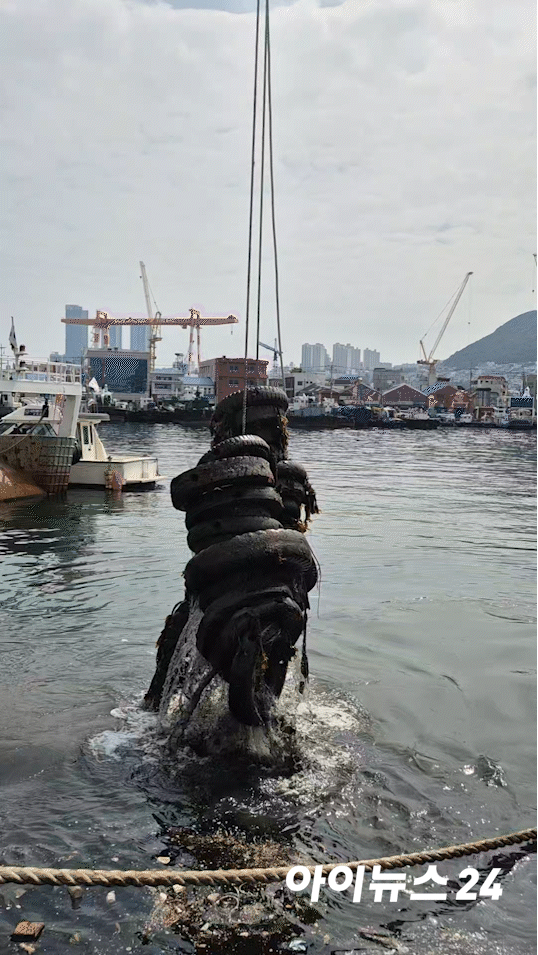 한국해양구조협회 부산지부와 한국해양진흥공사가 2일 부산 영도 경찰서 뒤편 바다 속에서 폐타이어를 육상으로 인양하고 있다. [사진=정예진 기자]