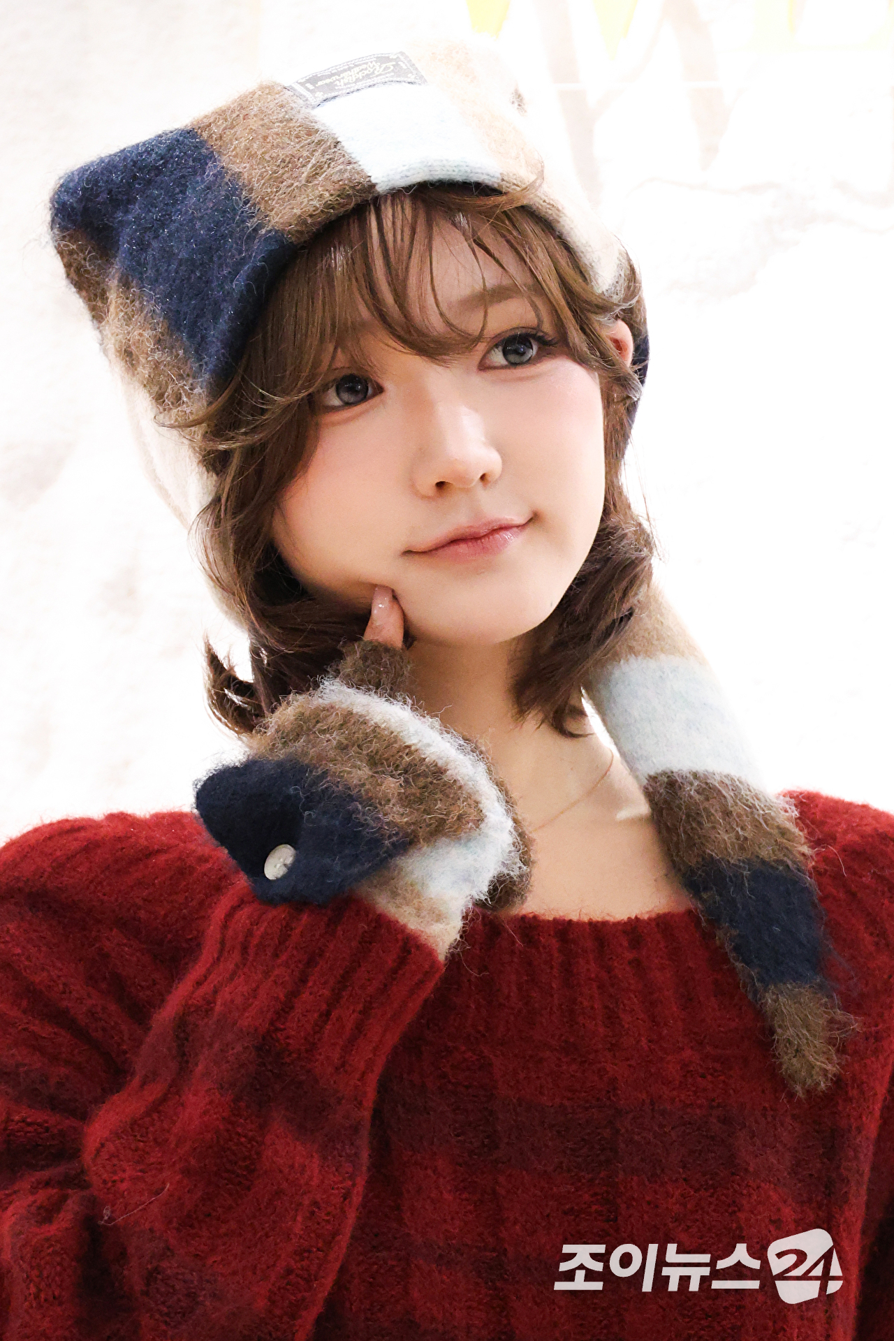 그룹 키키 지유가 29일 오전 서울 성동구 성수동 락피쉬웨더웨어 성수점에서 진행된 락피쉬웨더웨어 '26 윈터 프레젠테이션' 기념 포토월 행사에 참석해 포즈를 취하고 있다. [사진=문수지 기자]