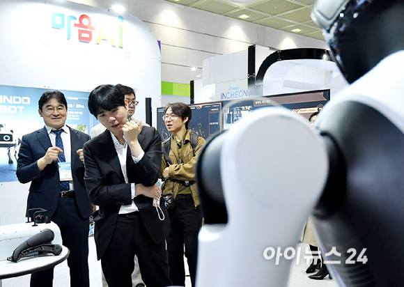 이세돌 전 프로 바둑기사가 22일 서울 강남구 코엑스에서 열린 2026 월드IT쇼에서 마음AI 부스를 둘러보고 있다. [사진=곽영래 기자]