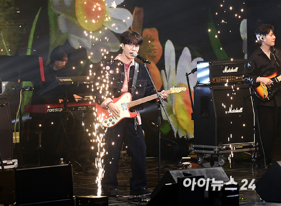 21일 서울 송파구 서울특별시교육청 학생체육관에서 '2026 JOY콘서트 - 보이스 오브 스프링(Voice of spring)'이 열렸다. 밴드 엔플라잉, 소란, 에이엠피가 멋진 무대를 선보이고 있다. [사진=정소희 기자]