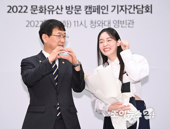 배우 김민하가 14일 오전 서울 청와대 영빈관에서 열린 '2022 문화유산 방문 캠페인' 기자간담회에 참석해 홍보대사로 위촉되고 있다. 왼쪽은 최응천 문화재청장. [사진=정소희 기자]