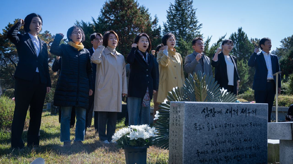 이정미 대표를 비롯한 정의당 소속 의원, 당직자들이 지난 21일 경기 남양주 소재 마석 모란공원 고(故) 노회찬 전 대표 묘역에서 창당 11주년 기념식을 진행했다. [사진=정의당]