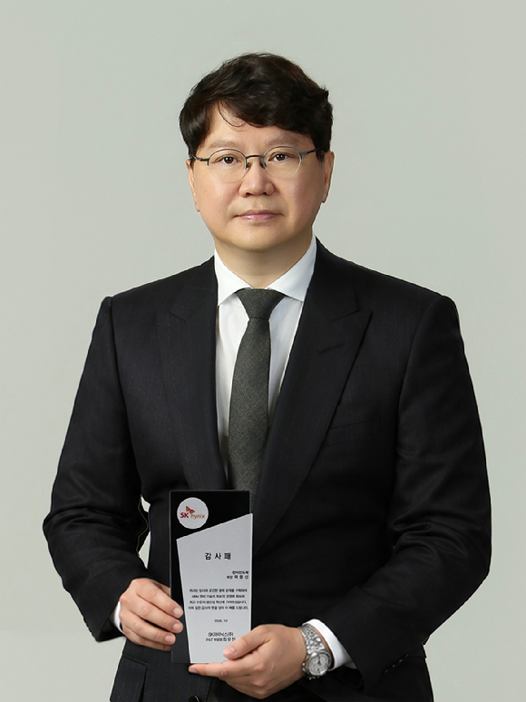 왼쪽부터 한미반도체 곽동신 회장, 마이크론 산자이 메로트라 회장. [사진=한미반도체]