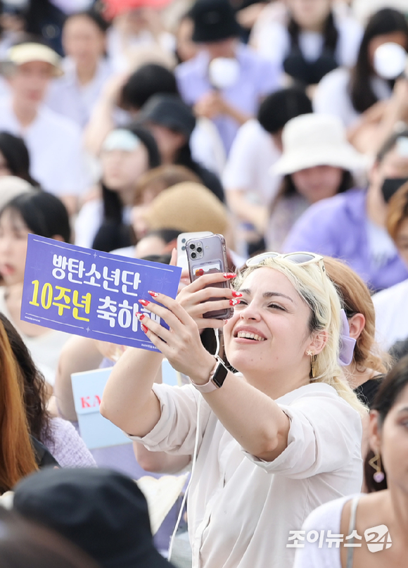 17일 서울 영등포구 여의도 한강공원에서 열린 방탄소년단 데뷔 10주년 FESTA @여의도(BTS 10th Anniversary FESTA @Yeouido)에 참석한 팬들이 'BTS 히스토리 월' 코너를 즐기고 있다. [사진=정소희 기자]