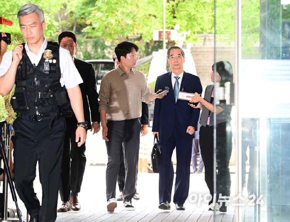 한덕수 전 국무총리가 27일 오후 서울중앙지법에 내란 우두머리 방조, 위증, 허위공문서 작성 등의 혐의로 구속 전 피의자 심문(영장실질심사)을 받기위해 출석하고 있다. [사진=정소희 기자]