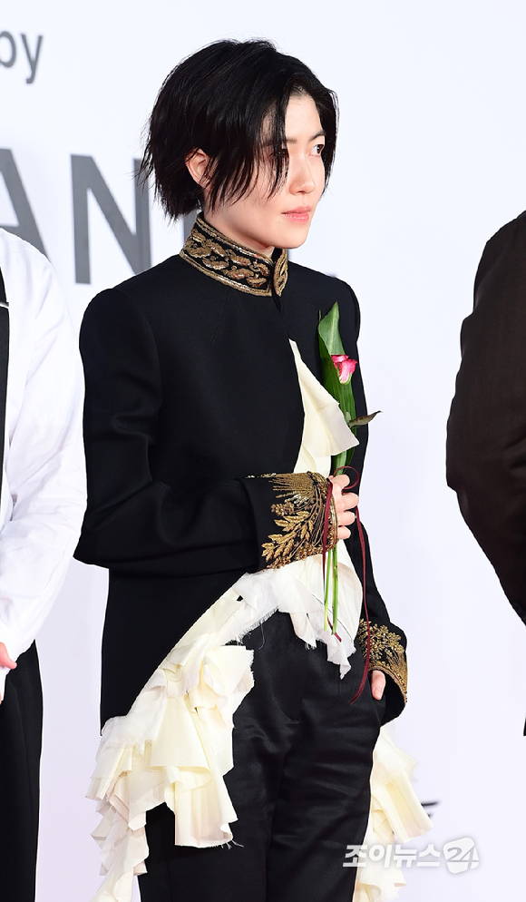 배우 심은경이 17일 오후 부산광역시 해운대구 영화의 전당에서 열린 제30회 부산국제영화제 개막식 레드카펫 행사에 참석하고 있다. [사진=정소희 기자]