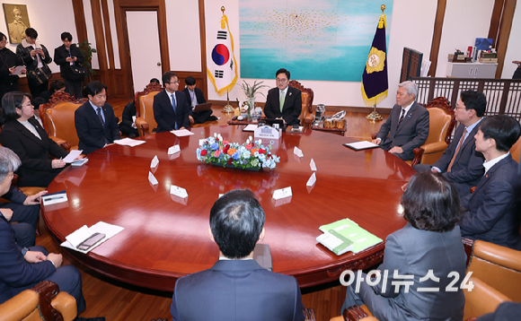 우원식 국회의장이 19일 국회의장실에서 원내 6개 정당 원내대표들과 회동을 하고 있다. [사진=곽영래 기자]