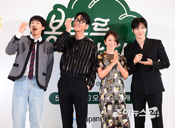 배우 이기택-차승원-김희애-김선호가 6일 오전 서울 중구 명동 커뮤니티하우스마실에서 열린 쿠팡플레이 새 예능 '봉주르빵집' 제작발표회에 참석하고 있다. [사진=정소희 기자]