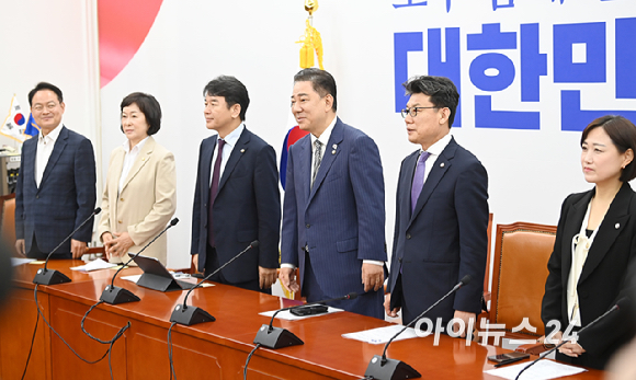 김병기 더불어민주당 원내대표가 17일 오전 서울 여의도 국회에서 열린 원내대책회의에 참석하고 있다. [사진=곽영래 기자]