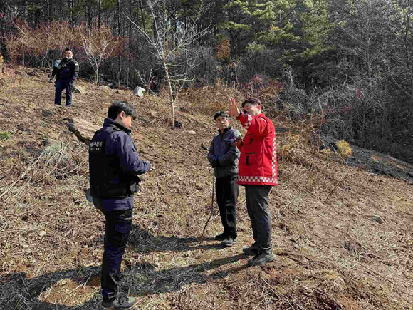 지난 2월 21일 발생한 경상남도 함양군 산불 발화 지점에서 산림청을 비롯한 관계 기관이 합동조사를 실시하고 있다 [사진=산림청]