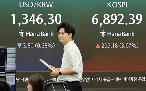 7일 오전 하나은행 딜링룸 [사진=연합뉴스]