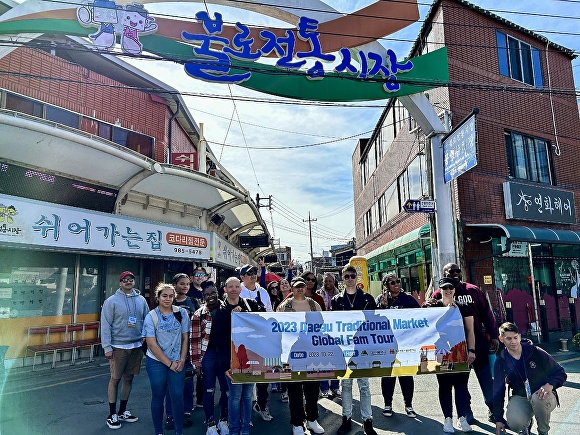 주한미군들이 22일 동구 불로전통시장을 방문, 기념촬영을 하고 있다. [사진=대구시]