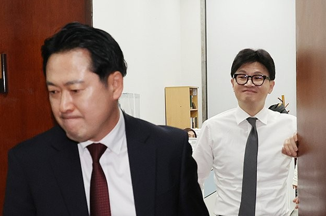 무소속 한동훈 의원(전 국민의힘 대표)이 30일 국회의원 연구모임인 '글로벌 외교안보포럼'에 정식 가입한 뒤 포럼 텔레그램 단체 대화방에 참석하자 장동혁 국민의힘 대표가 대화방을 나가면서 여러 분석이 이어지고 있다. 사진은 작년 12월 11일 오후 한동훈 당시 국민의힘 대표(현 무소속 의원) 방을 나가는 장동혁 대표. 2024.12.11 [사진=연합뉴스]