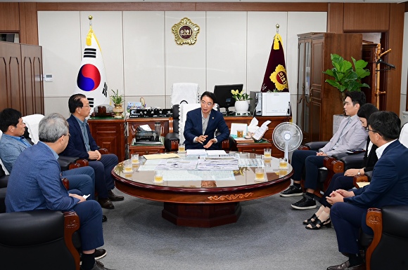  최학범 경상남도의회 의장(가운데)이 20일 오전 도의회 의장실에서 경남 지역 농축협조합장들과 간담회를 갖고 있다. [사진=경상남도의회] 