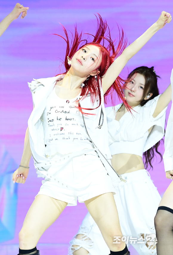 그룹 앳하트 아린이 13일 오후 서울 한남동 블루스퀘어에서 열린 앳하트(AtHeart) 첫 번째 EP '플롯 트위스트'(Plot Twist) 미디어 쇼케이스에서 멋진 무대를 선보이고 있다. [사진=정소희 기자]